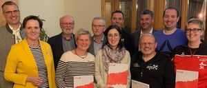 Bild enthält, People, Person, Groupshot, Pants, Adult, Male, Man, Necklace, Face, Coat