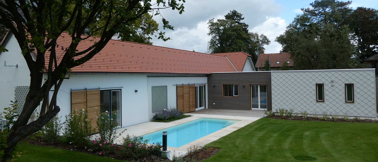 Bild enthält, Housing, Villa, Grass, Pool, Water, Backyard, Outdoors, Yard, Swimming Pool, Lawn