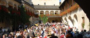 Bild enthält, Building, Villa, Adult, Male, Man, Person, Boy, Child, Indoors, People