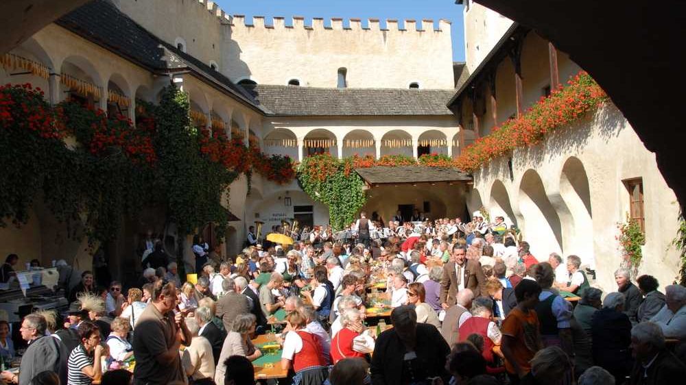 Bild enthält, Building, Villa, Adult, Male, Man, Person, Boy, Child, Indoors, People