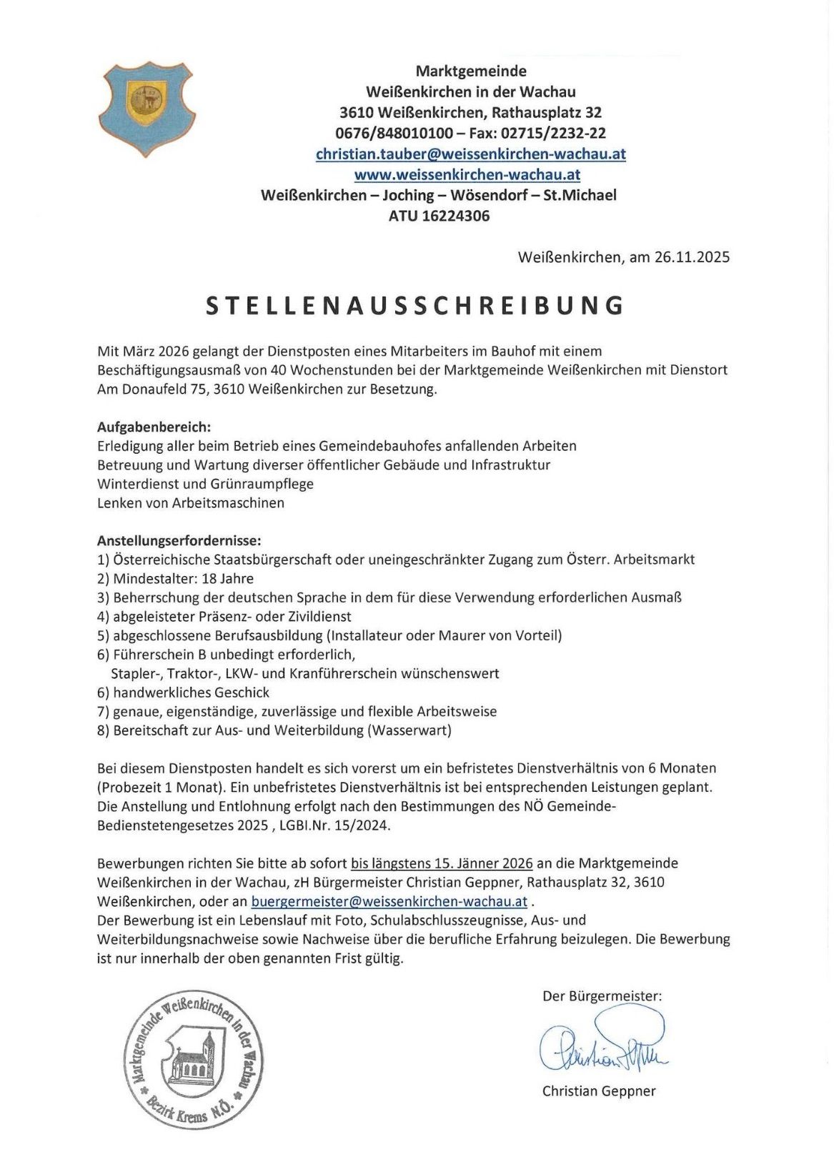 Stellenausschreibung für einen Gemeindebauarbeiter mit einer Probezeit von 40 Wochen, Beginn im März 2026. Aufgaben umfassen Betrieb und Instandhaltung eines Gemeindebaues, Betreuung verschiedener öffentlicher Gebäude und Infrastruktur, Winterdienst und Grünflächenpflege. Anforderungen sind Mindestalter 18 Jahre, österreichische Staatsbürgerschaft oder unbeschränkter Zugang zu Österreich, Deutschkenntnisse, abgeschlossene Berufsausbildung, Führerschein, Stapler, Traktor, LKW und Baufahrzeug, handwerkliches Geschick, zuverlässige und flexible Arbeitsweise und Bereitschaft zur Ausbildung.