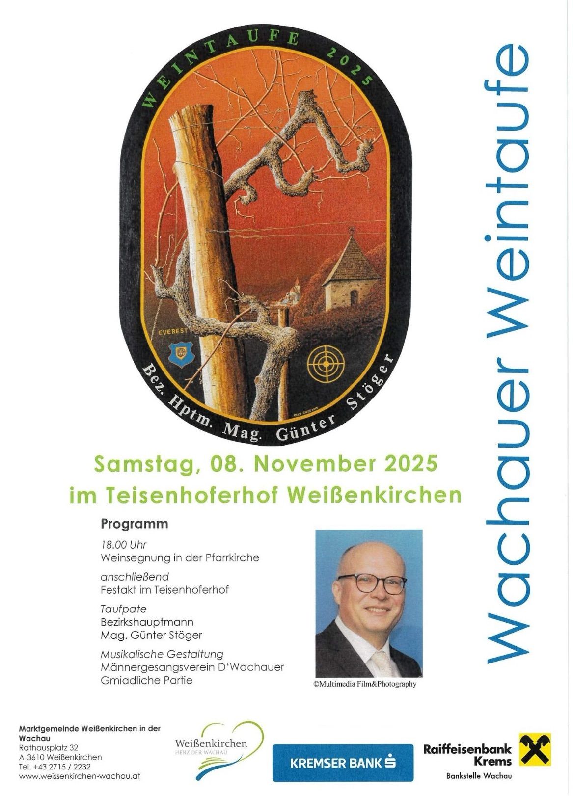 Plakat für Wachauer Weintau mit Baum, Haus und Logo. Veranstaltung am Samstag, 8. November 2025, im Teisenhof in WeiBenkirchen. Programm umfasst Segnung, Festzug und Taufe. Mag. Günter Stöger, Bezirkshauptmann, wird feierlich wirken. Musikalische Gestaltung durch den Männergesangsverein D'Wachaauer.
