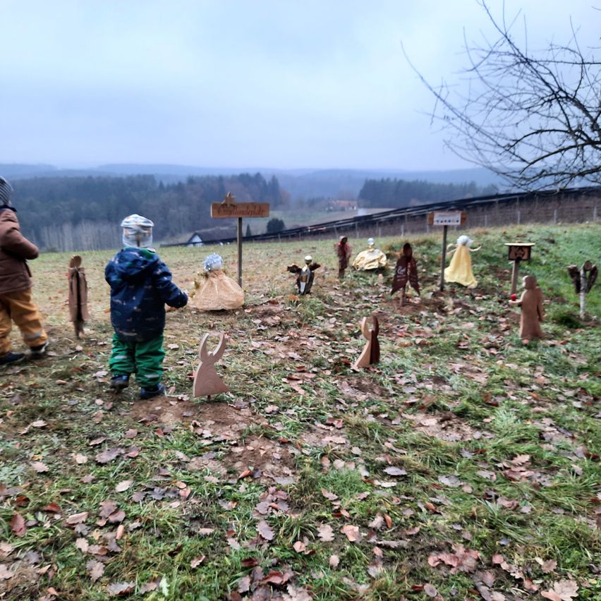 Bild enthält, Photography, Soil, Boy, Child, Male, Person, Graveyard, Outdoors, Helmet, Weapon
