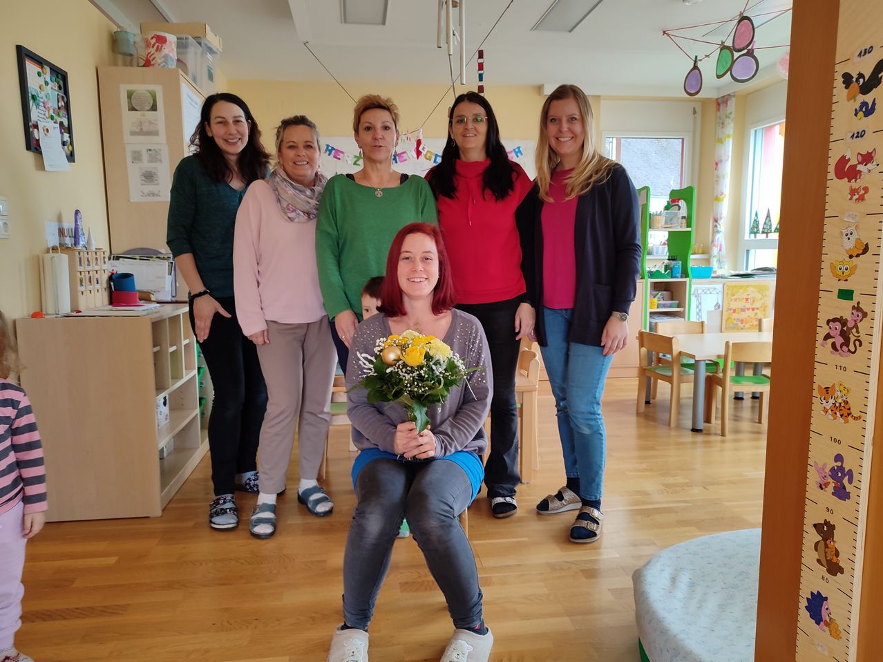 Bild enthält, Floor, Flooring, Flower, Flower Arrangement, Wood, Flower Bouquet, Hardwood, Plywood, Pants, Person