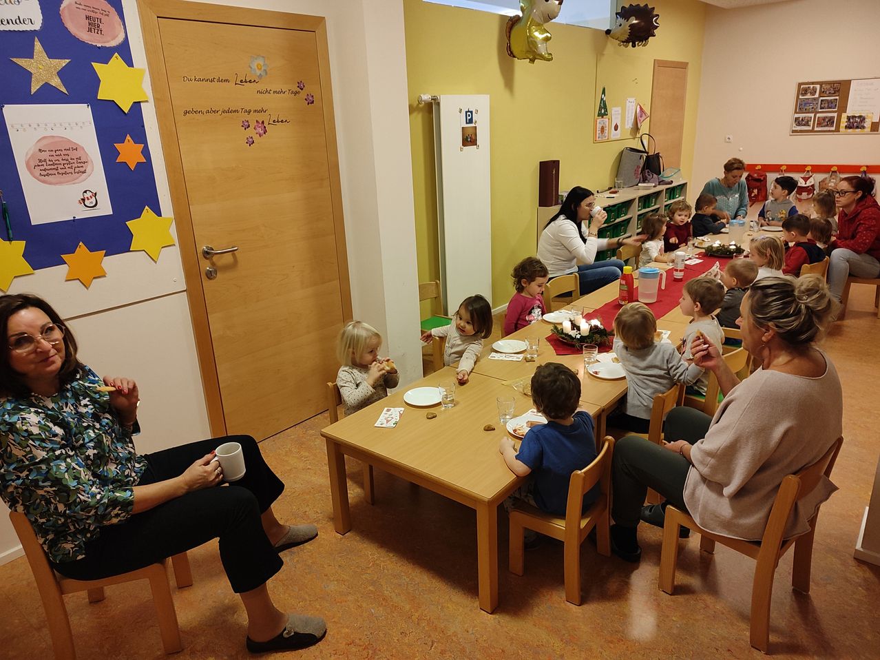Bild enthält, Adult, Female, Person, Woman, Wood, Plywood, Chair, Dining Table, Restaurant, Dining Room
