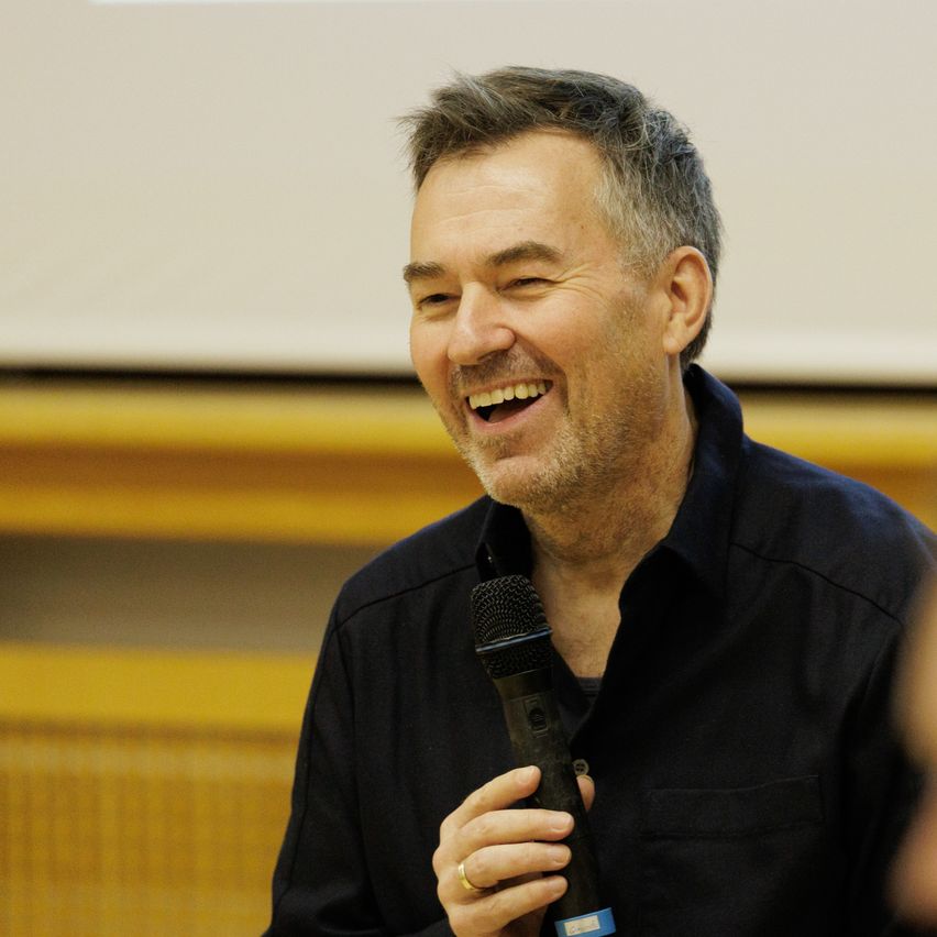 Bild enthält, Microphone, Finger, Person, People, Adult, Male, Man, Head, Crowd, Face