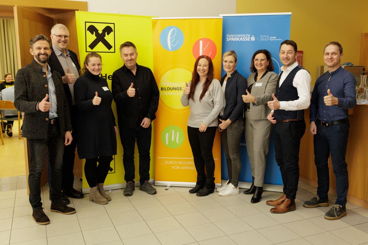 Bild enthält, Groupshot, Person, Adult, Female, Woman, Male, Man, People, Shoe, Coat