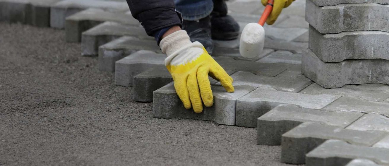 Bild enthält, Construction, Clothing, Glove, Concrete