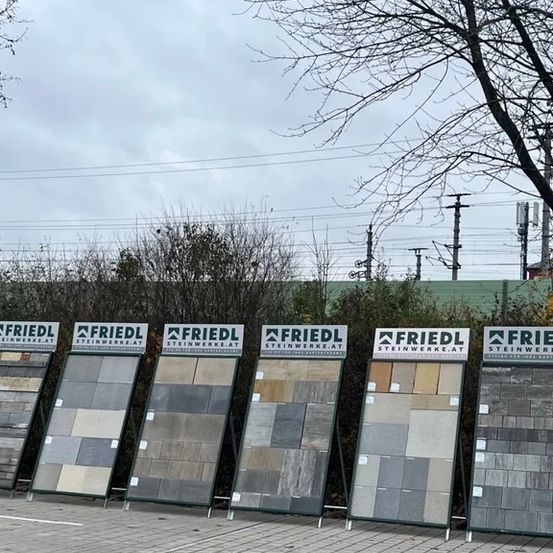 Bild enthält, Advertisement, Outdoors