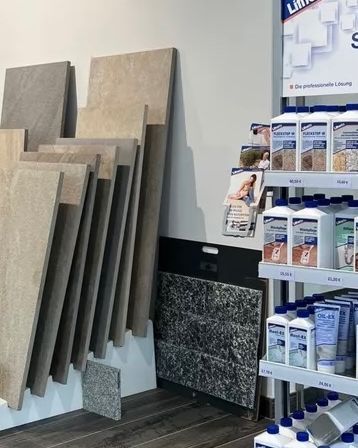 Bild enthält, Floor, Shelf, Shop, Indoors, Interior Design, Person