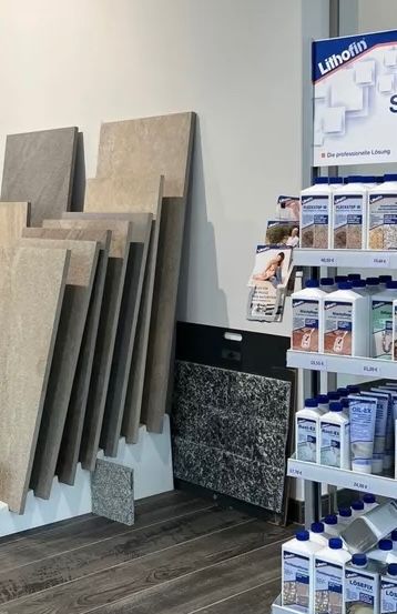 Bild enthält, Floor, Shelf, Shop, Indoors, Interior Design, Person
