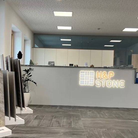 Bild enthält, Computer Hardware, Electronics, Hardware, Monitor, Screen, Floor, Building, Indoors, Foyer, Interior Design