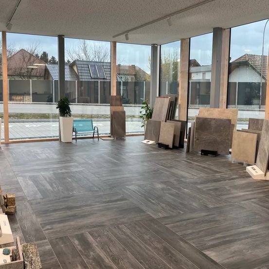 Bild enthält, Floor, Flooring, Indoors, Interior Design, Architecture, Building, Foyer, Outdoors