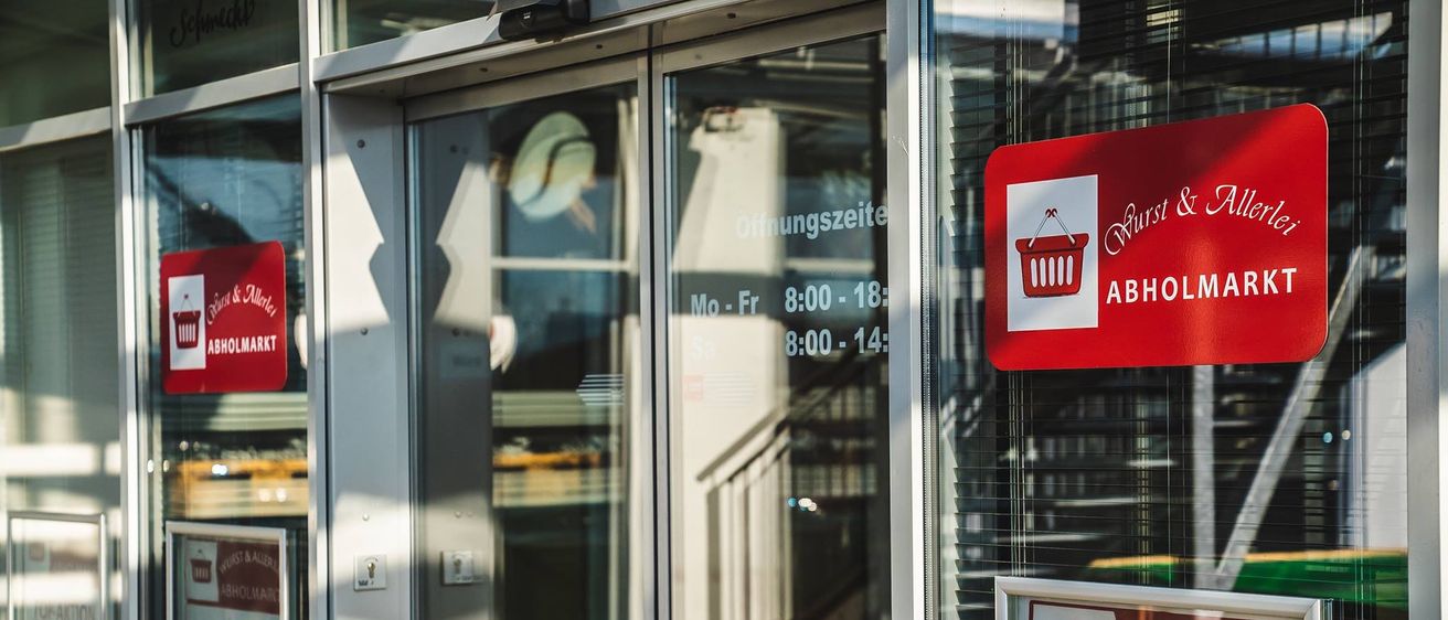 Bild enthält, Door, Architecture, Building, Postal Office, Sign, Symbol