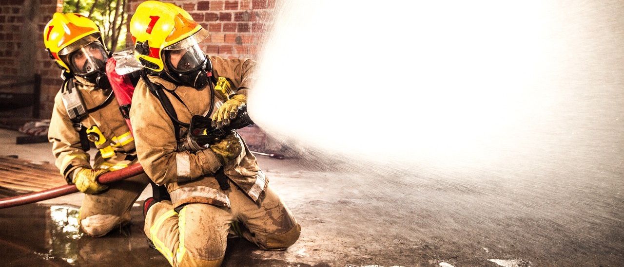 Bild enthält, Helmet, Adult, Male, Man, Person, Fire, Face, Head, Clothing, Glove