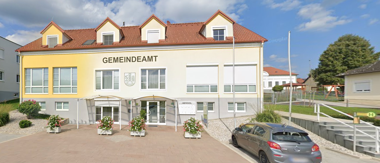 Bild enthält, Hotel, Car, Vehicle, Wheel, Outdoors, Housing