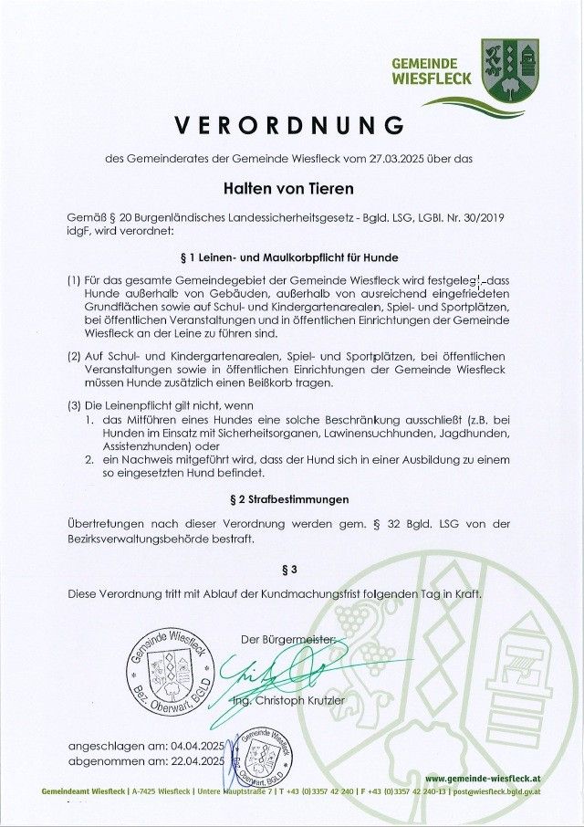 Amtliche Verordnung der Gemeinde Wiesfleck vom 27.03.2025 über das Halten von Tieren. Sie schreibt vor, dass Hunde im gesamten Gemeindegebiet angeleint und gemuzzlet sein müssen, mit Ausnahmen.