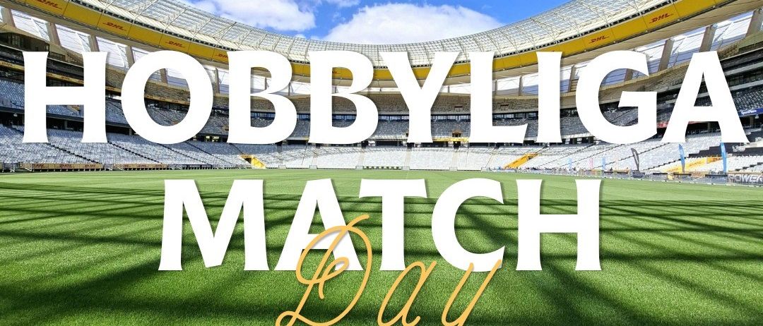 Ein Werbeplakat für ein Fußballspiel. Der Text lautet 'HOBBYLIGA MATCH Day'. Oben sind zwei Teamlogos zu sehen. Das Datum und die Uhrzeit des Spiels sind 19.06.26 um 19:00 Uhr.