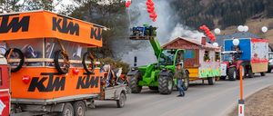 Bild enthält, Machine, Wheel, Car, Transportation, Vehicle, Road, Person, Tarmac, Bus, Truck