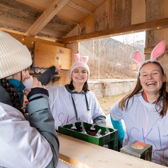 Bild enthält, Wood, Plywood, Child, Female, Girl, Person, Adult, Woman, Hat, Face