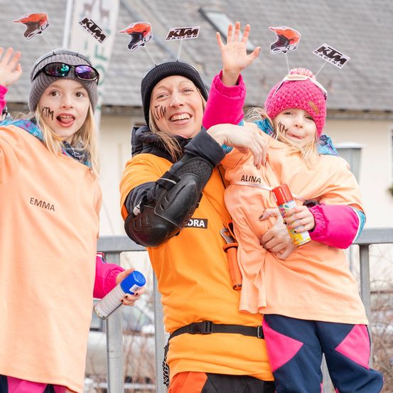 Bild enthält, Cap, Hat, People, Person, Glove, Face, Happy, Head, Smile, Jacket