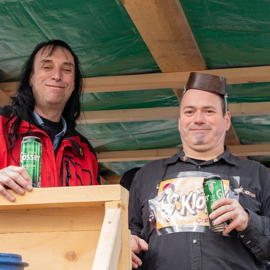 Bild enthält, Plywood, Wood, Finger, Person, Adult, Male, Man, Beer, Female, Woman