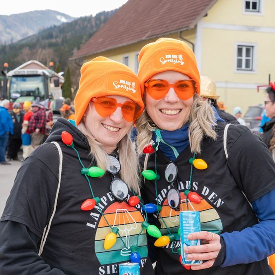 Bild enthält, Shelter, Cap, Hat, Person, Portrait, Baseball Cap, Sunglasses, Adult, Female, Woman