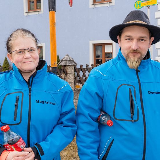 Bild enthält, Coat, Jacket, Hat, Adult, Male, Man, Person, Hoodie, Neighborhood, Face