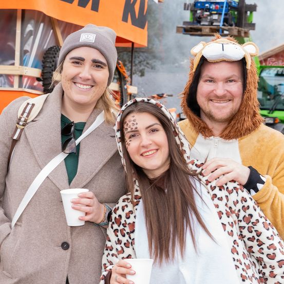 Bild enthält, Face, Head, Person, Smile, Coat, Adult, Female, Woman, People, Shoe