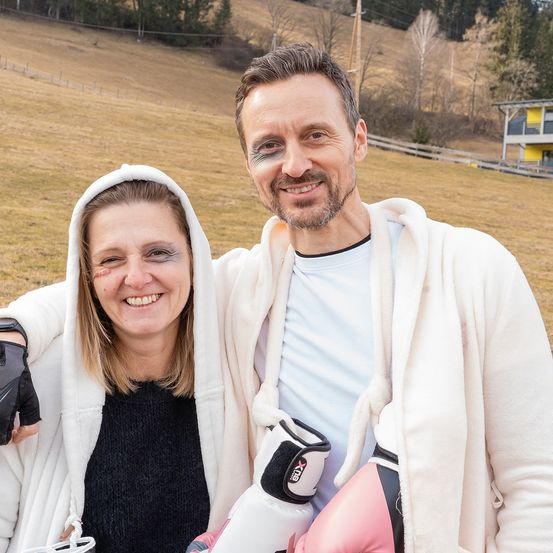 Bild enthält, Photography, Shelter, Person, Portrait, Glove, Adult, Female, Woman, People, Smile