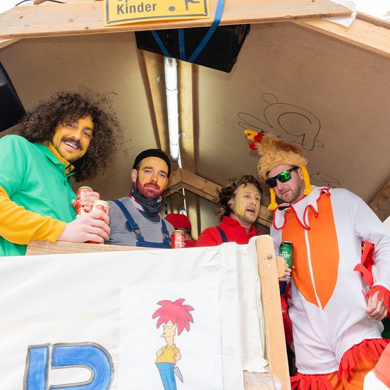 Bild enthält, Shelter, People, Person, Adult, Male, Man, Face, Portrait, Finger, Glasses