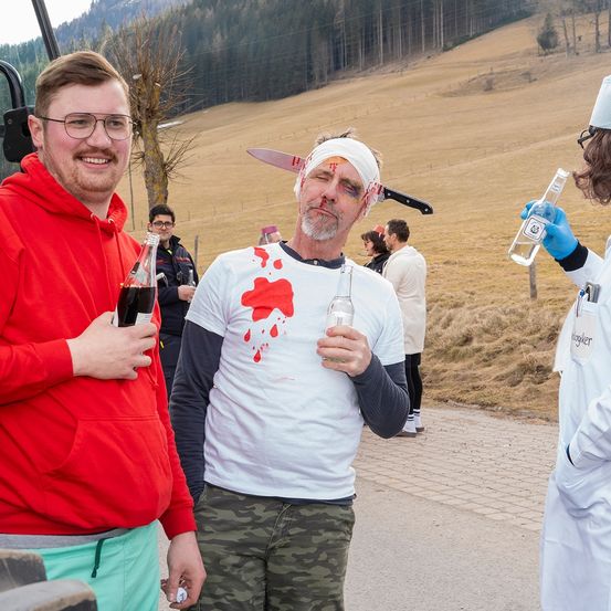 Bild enthält, Soil, Adult, Male, Man, Person, Finger, Glove, T-Shirt, Baseball Cap, Face