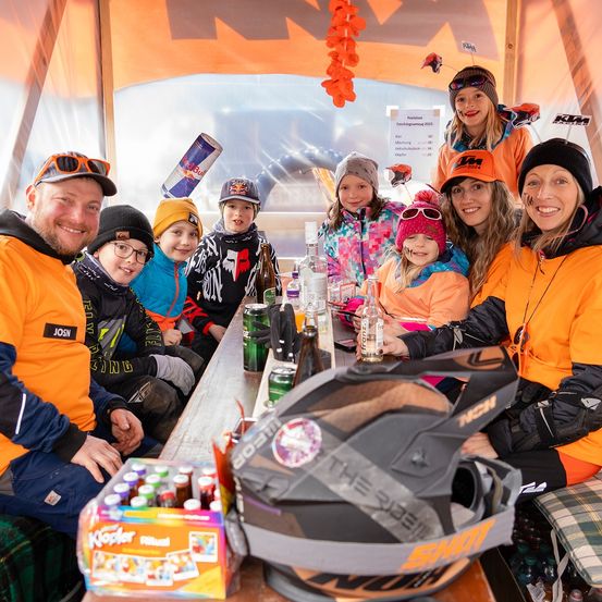 Bild enthält, People, Person, Adult, Female, Woman, Male, Man, Helmet, Boy, Child