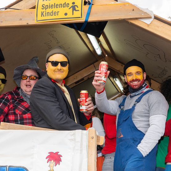 Bild enthält, Shelter, Sunglasses, Person, Portrait, People, Adult, Male, Man, Hat, Hardhat
