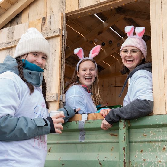 Bild enthält, Hat, Wood, Cap, Person, Plywood, Adult, Female, Woman, Child, Girl