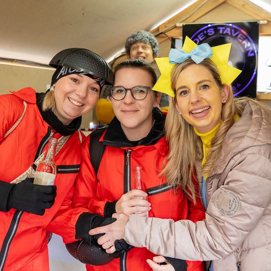 Bild enthält, Coat, Jacket, People, Person, Adult, Female, Woman, Glove, Face, Glasses