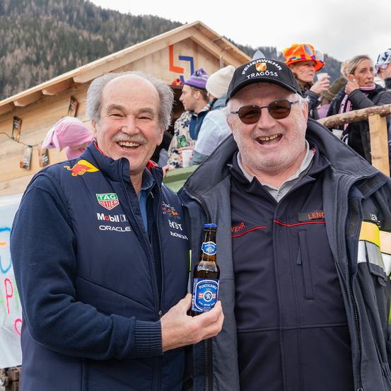 Bild enthält, Sunglasses, Adult, Female, Person, Woman, Male, Man, Shelter, Wheel, Portrait