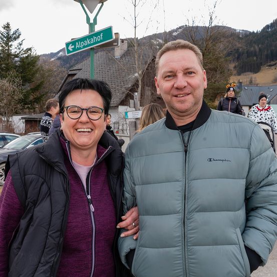 Bild enthält, Coat, Jacket, Tree, Shelter, Person, Portrait, Adult, Male, Man, Glasses