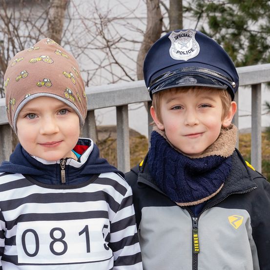 Bild enthält, Cap, Hat, Beanie, Jacket, Person, Boy, Child, Male, Scarf, Portrait