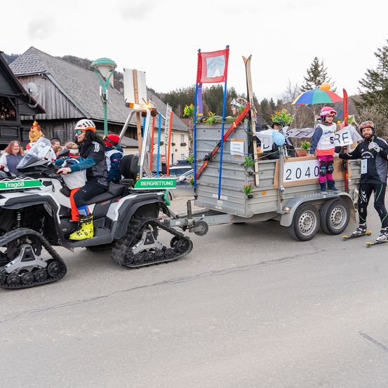 Bild enthält, Person, Neighborhood, Wheel, Outdoors, Glove, Skateboard, Motorcycle, Vehicle, Shoe, Helmet