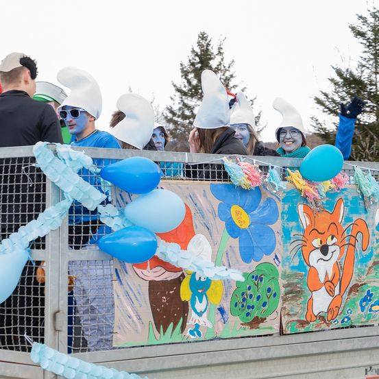 Bild enthält, Balloon, People, Person, Plant, Tree, Adult, Male, Man, Face, Head