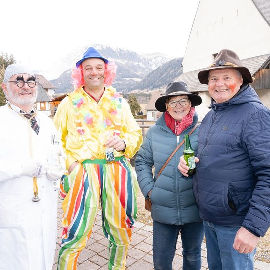 Bild enthält, Hat, Coat, Adult, Female, Person, Woman, Pants, Jacket, Sun Hat, Jeans