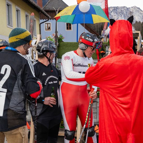 Bild enthält, Coat, Helmet, Adult, Female, Person, Woman, Male, Man, Face, Jeans