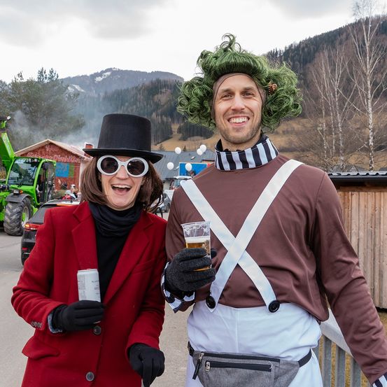 Bild enthält, Coat, Person, Photography, Portrait, Costume, Shelter, Adult, Female, Woman, Jacket