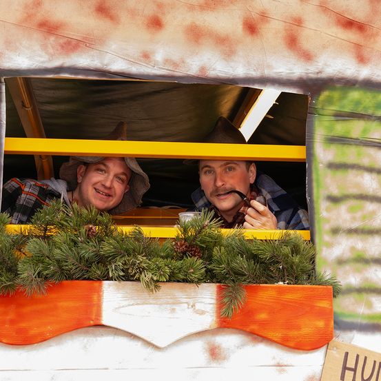 Bild enthält, Outdoors, Shelter, Potted Plant, Adult, Male, Man, Person, Face, Tree, Nature