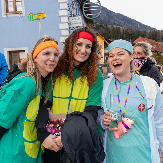 Bild enthält, Coat, Adult, Female, Person, Woman, Jacket, Male, Man, Head, Smile