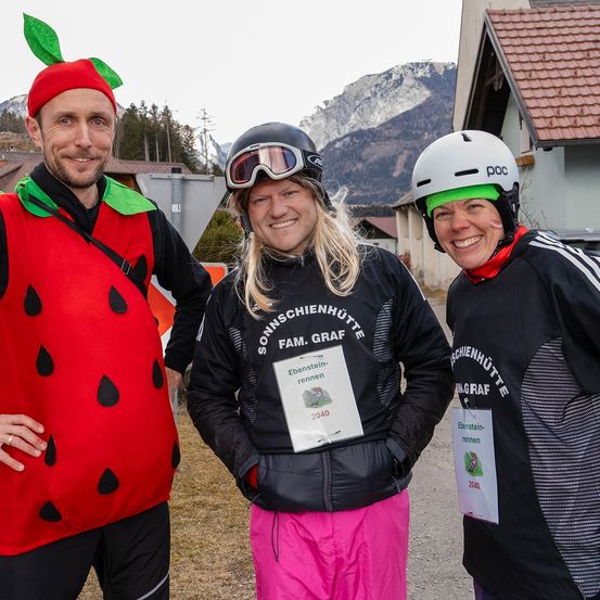 Bild enthält, Shelter, Person, Photography, Portrait, Hardhat, Helmet, Coat, Jacket, Neighborhood, Woman