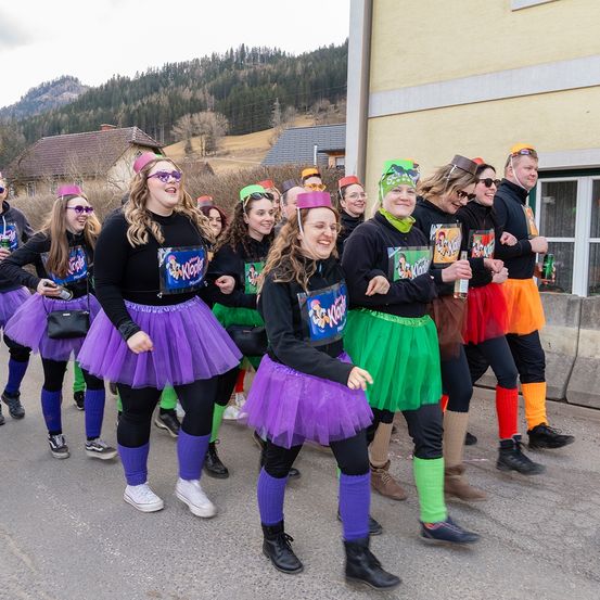 Bild enthält, People, Person, Skirt, Costume, Wheel, Female, Girl, Teen, Shoe, Child
