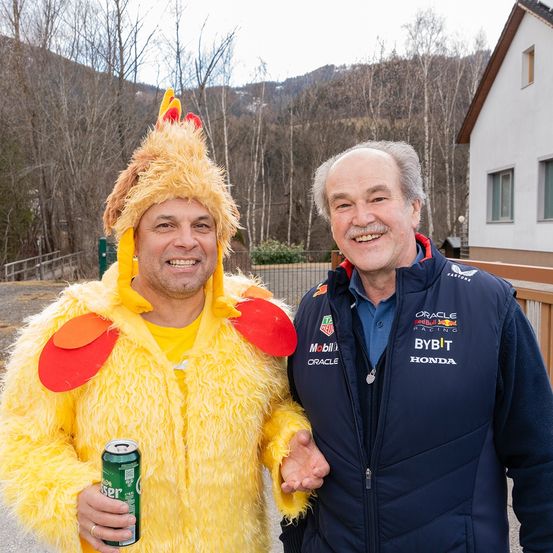 Bild enthält, Person, Photography, Portrait, Coat, Shelter, Jacket, Adult, Male, Man, Woman