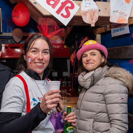 Bild enthält, Adult, Female, Person, Woman, Hat, Pub, Cap, Face, Coat, People